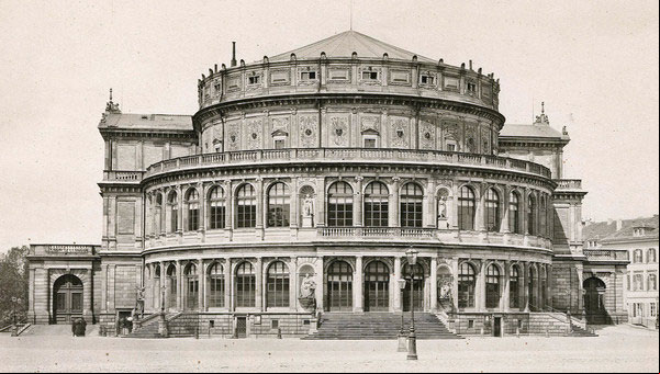 A primeira Semperoper, por volta de 1860 (reprodução, arquivo da Sächsische Staatstheater Dresden)