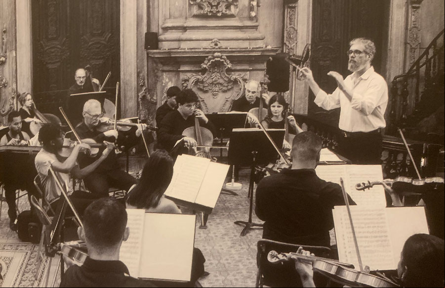 Concerto da OSURJ na Igreja de São Francisco de Paula, sob regência de André Cardoso, em 2023 (reprodução, foto de Daniel Ebendinger)