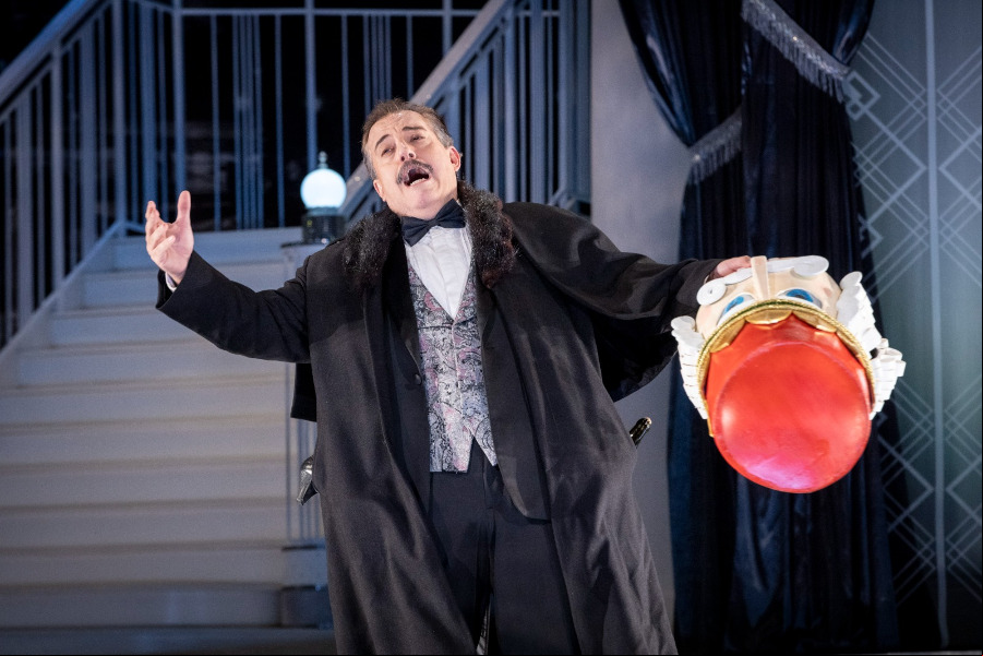 O barítono Igor Vieira em cena de 'A viúva alegre' [Divulgação/Daniel Ebendinger]