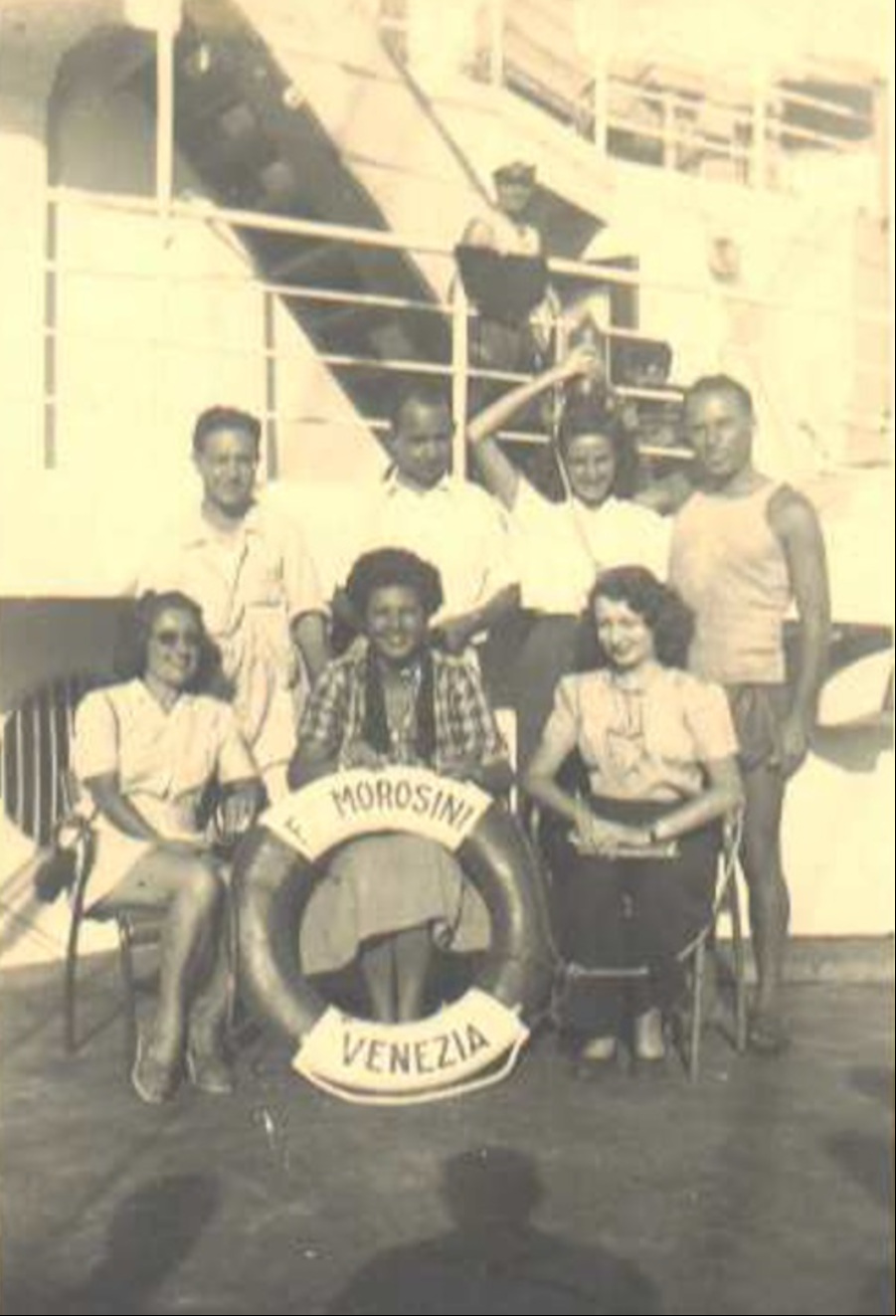 Eunice (centro) e compatriotas à bordo do F. Morosini, em 1948. [Reprodução/Louvação à Eunice, tese de Iracele Livero]