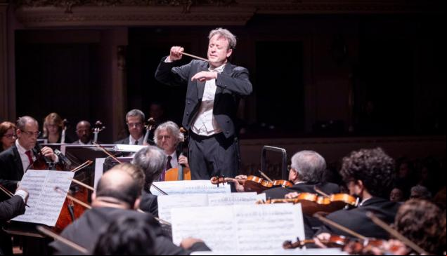 Revista Concerto O maestro Julian Kuerti durante concerto com a Opes em 2024 [Divulgação/Daniel Ebendinger]