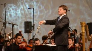 O maestro Evandro Matté durante concerto em Pelotas [Divulgação]