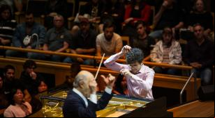 Mattheus Versiani durante a prova final do Prelúdio na Sala São Paulo, regida pelo maestro Júlio Medaglia [Divulgação/Íris Zanetti]
