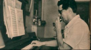 Radamés Gnattali ao piano e tocando gaita [Instituto Piano Brasileiro]