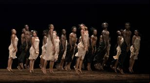  A Sagração de Pina Bausch, recriada com dançarinos de toda a África (divulgação, Pina Bausch Foundation, École des Sables – Sadler’s Wells)