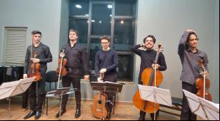 O Quarteto Orlando Fagnani e o violonista Guilherme Arce durante apresentação na Sala Kat Brown, em Campinas [Divulgação]