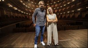 O maestro Silvio Viegas e a diretora Carla Camurati no palco do Theatro da Paz, em Belém [Divulgação/Agência Pará]