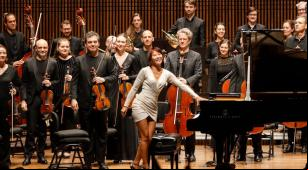 A pianista Yuja Wang durante concerto no Teatro Cultura Artística [Divulgação/TCA]