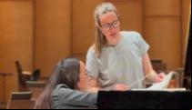 Ingrid Uemura e Mélanie Léonard durante ensaio no Theatro Municipal [Divulgação]